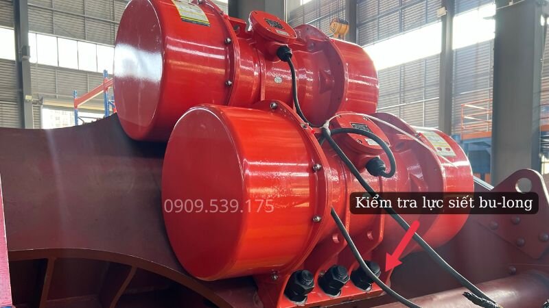 Kiểm tra lực siết bulong đảm bảo chân đế motor rung ép chặt vào dầm máy